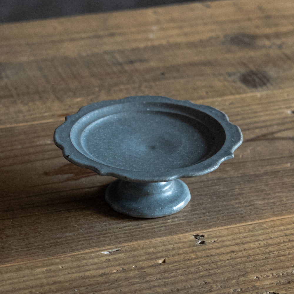 彫刻コンポート皿 13cm (グレー釉)｜古谷浩一 – sui.