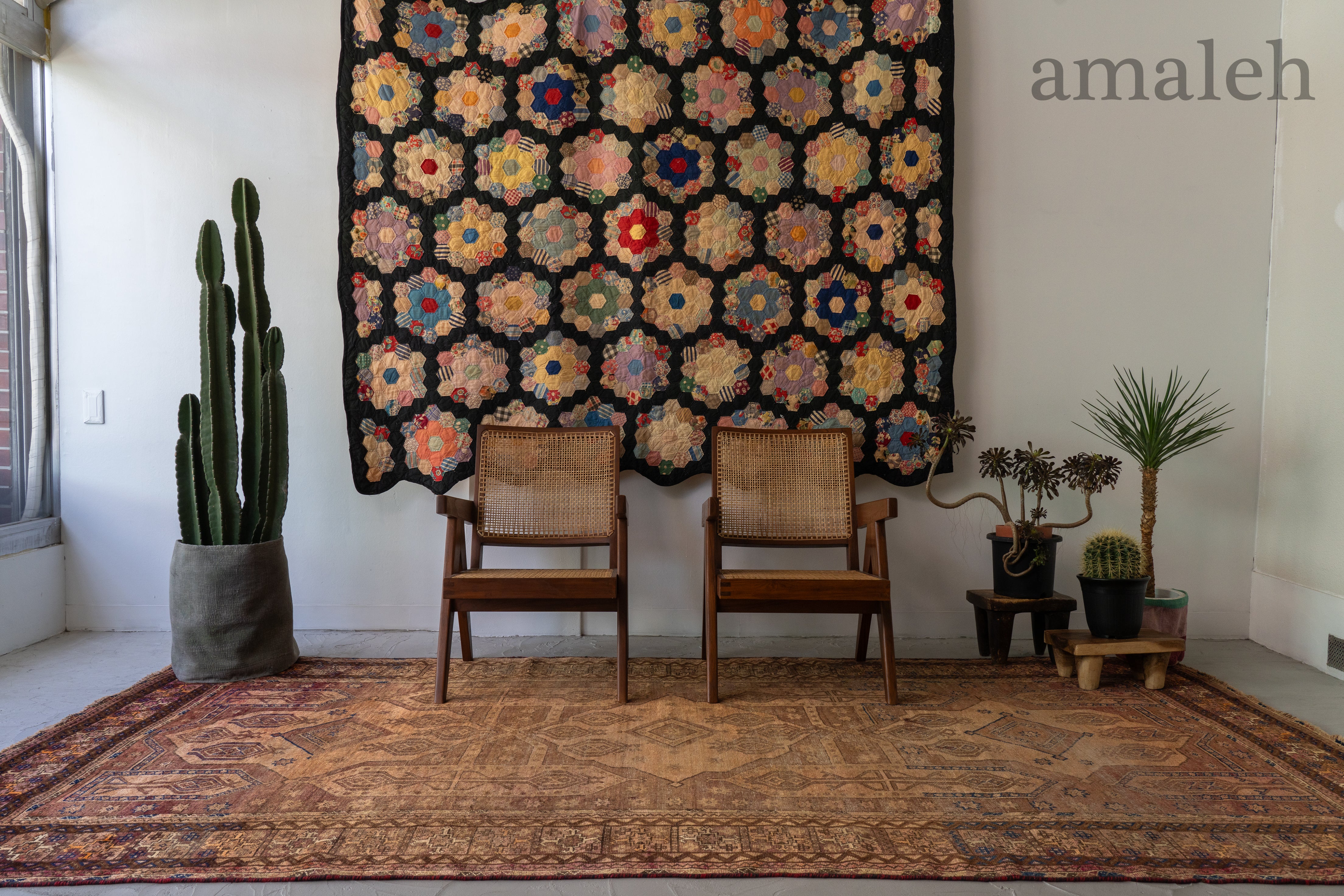 EXTRA LARGE SIZEのヴィンテージラグ・トライバルラグ・手織りの絨毯