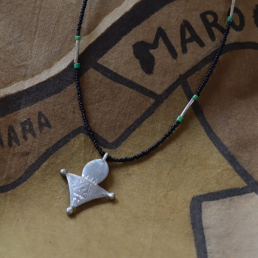 amphora / トゥアレグクロス ペンダント ビーズネックレス【現品お届け】