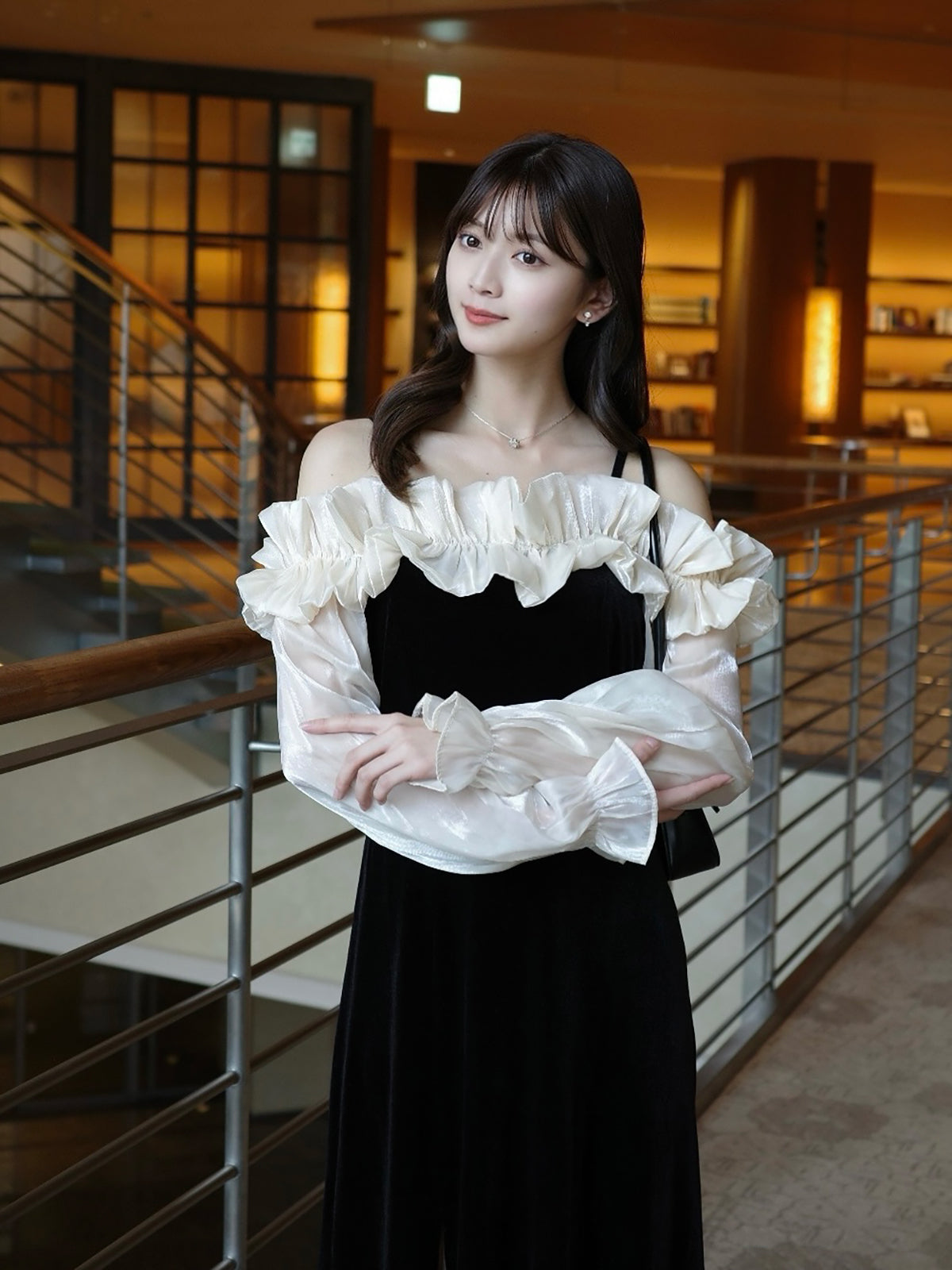 オフショルダーフリルベロアワンピース – ANDOR ONLINE