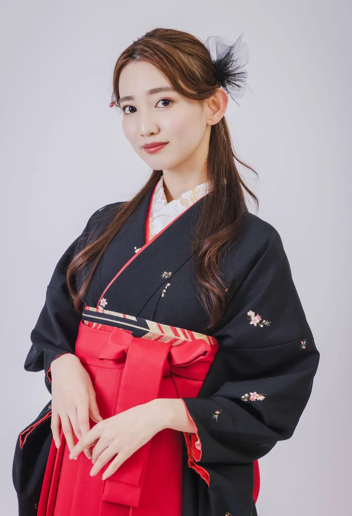 着物】黒小花ちらし+【袴】赤｜卒業式袴宅配ネットレンタルange
