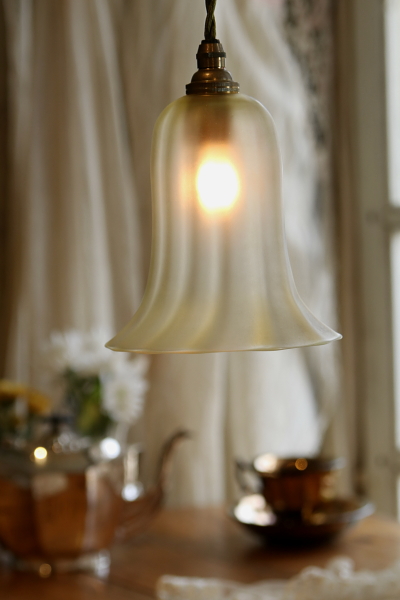 ヴァセリングラスペンダントランプ 釣鐘型ランプシェード イギリス