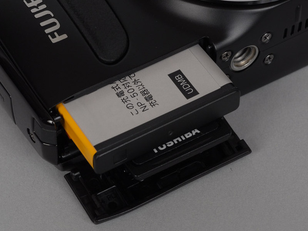 ASCII.jp：この薄さで光学15倍ズーム!! 「FinePix F300EXR」 (1/3)