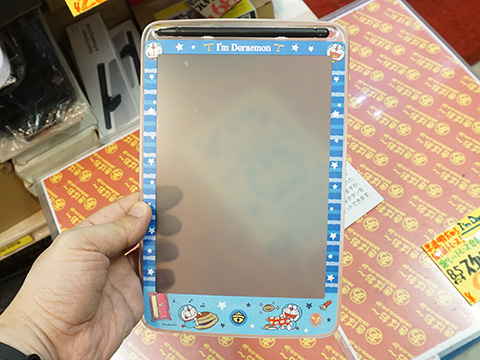 ドラえもんコラボの半透明な電子メモパッドが990円、トレースもOK