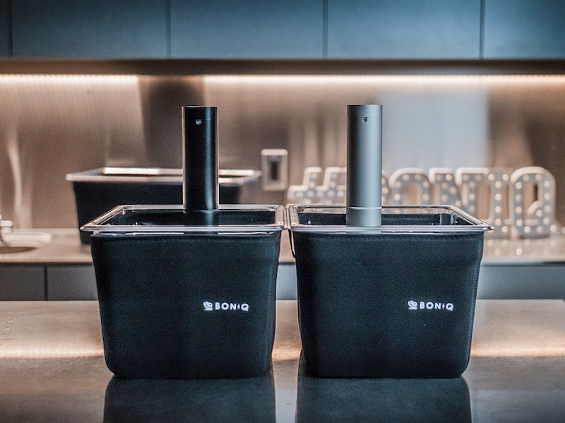 スマホで温度設定できるプロ仕様の低温調理器「BONIQ Pro」が一般販売