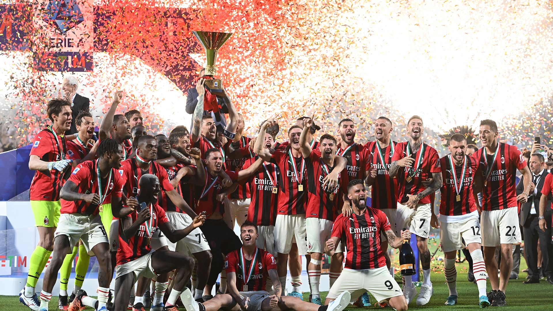 捲土重来。低迷続けたミランが11年ぶりセリエA王者に返り咲いた5つの