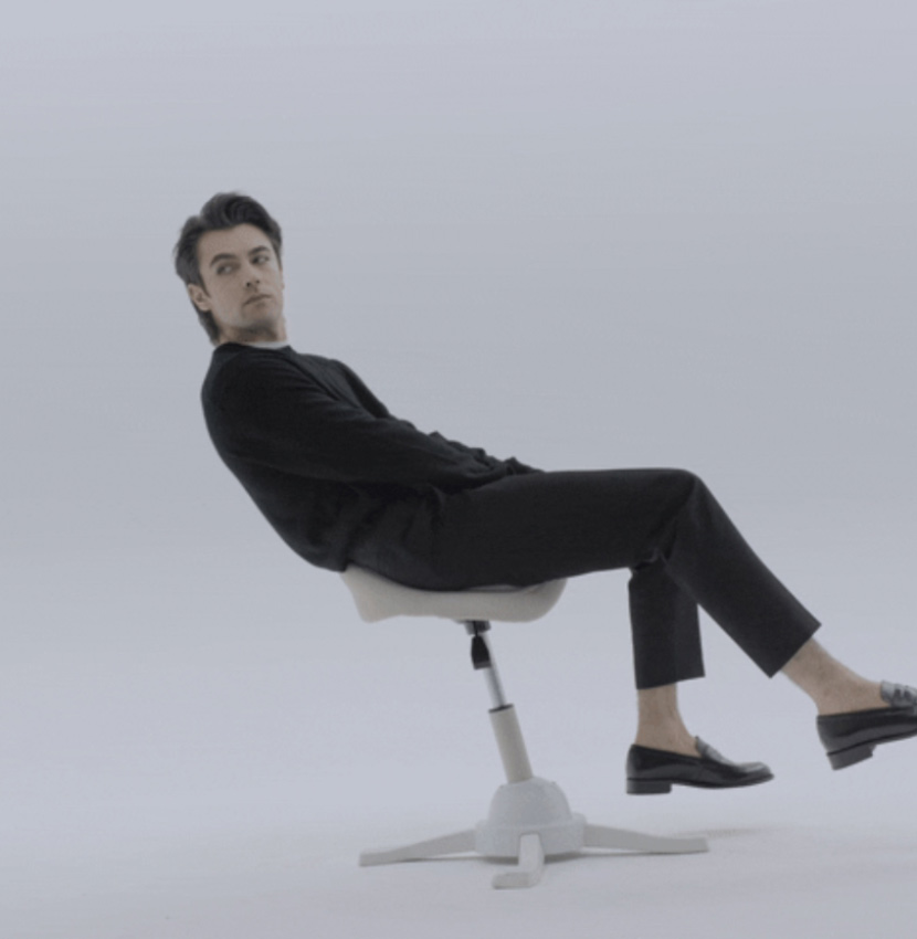 乗馬スタイル」がデスクワーク中の正しい姿勢維持を自然に助けてくれる