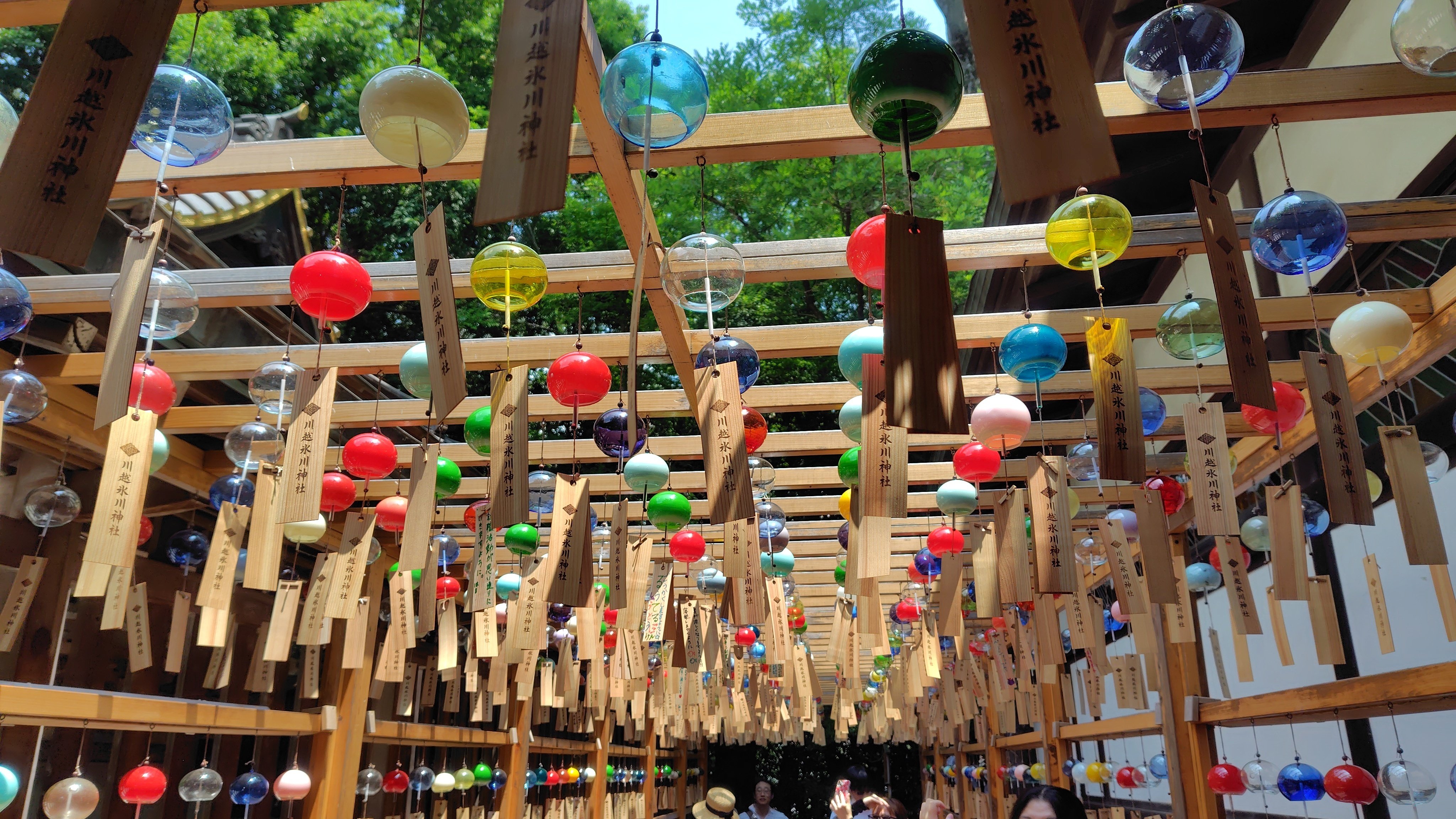 午前中にして猛暑の中、涼しげな縁結び風鈴に魅せられて川越氷川神社を