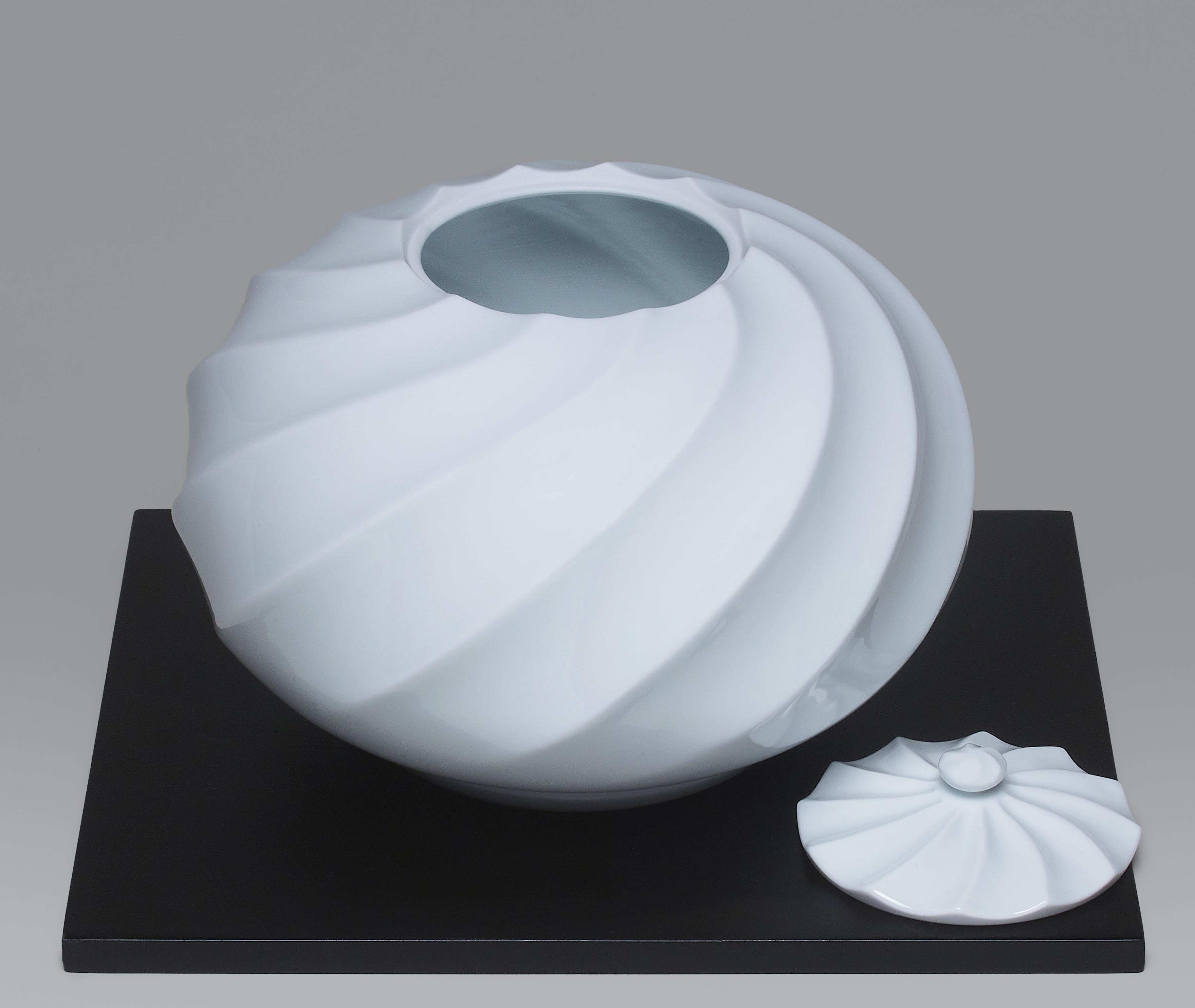 井上萬二『 人間国宝認定30周年記念『白磁渦文 蓋物』』 | 陶芸作品