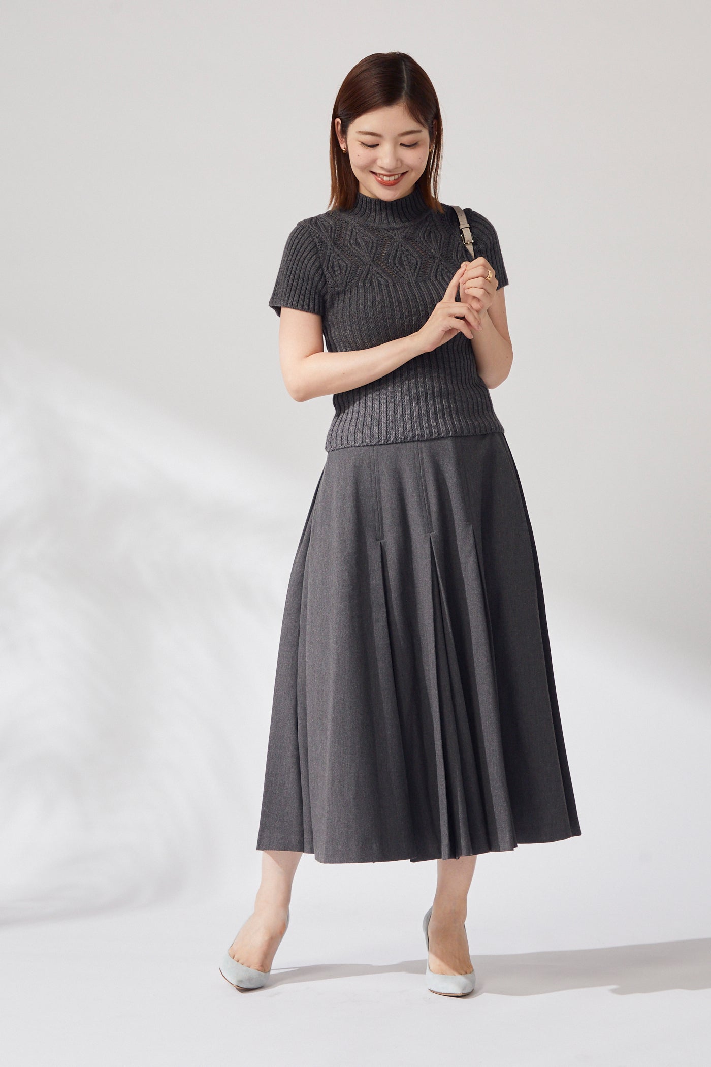 Gentle pleated skirt (Dark gray) – Audire