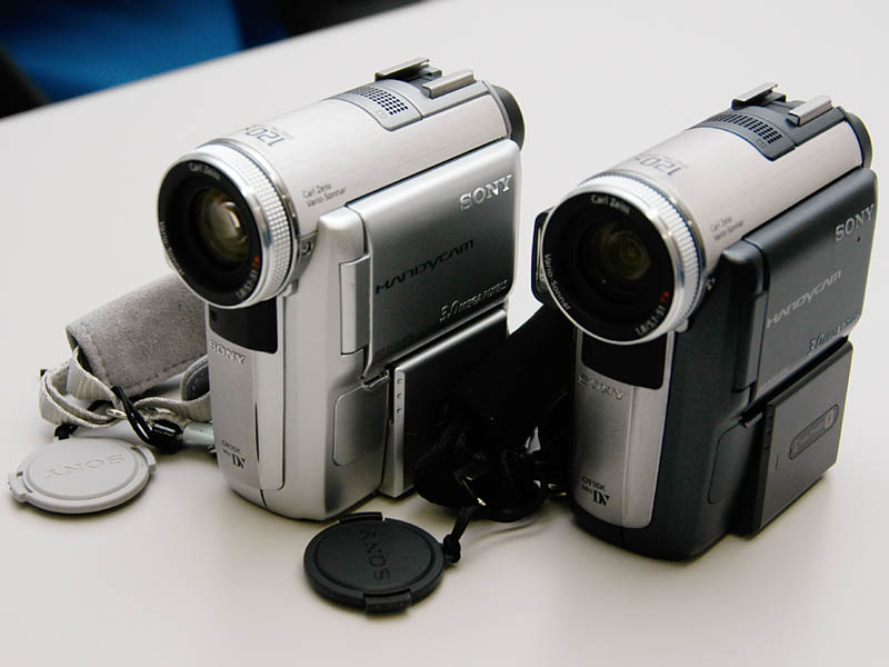 ソニー、クラス最小ボディの300万画素CCDハンディカム