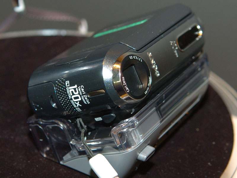 ソニー、世界最小・最軽量のDVカメラ「DCR-PC55」