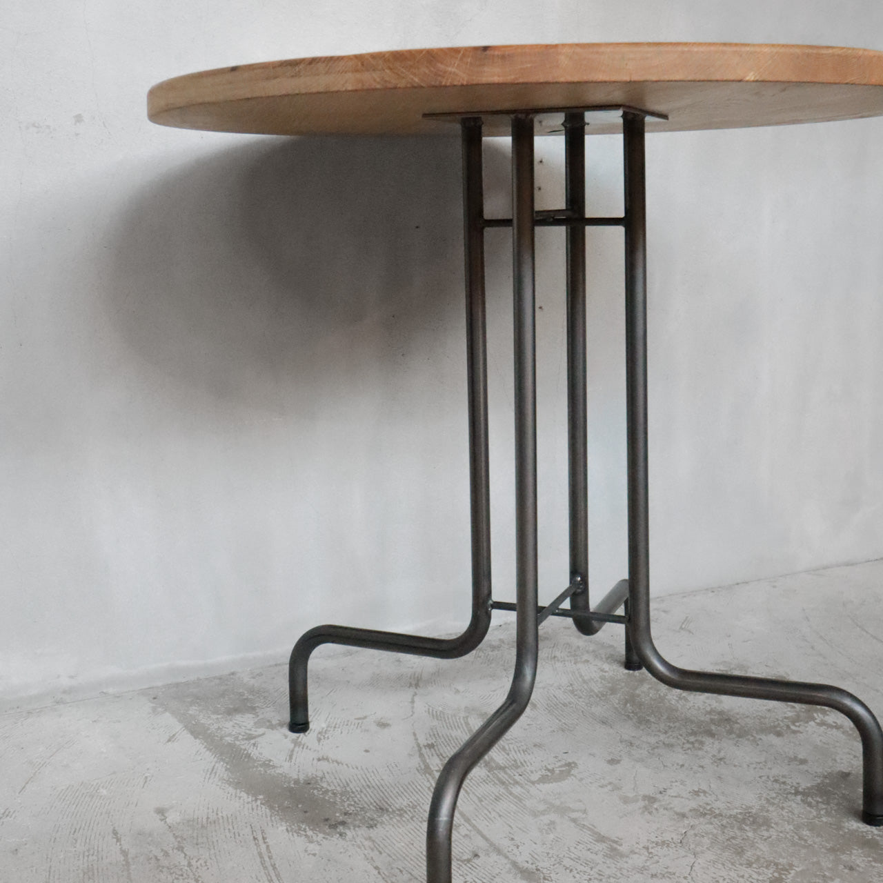 ラウンドテーブル | オーダーメイドのアイアン家具を中心に数多くの