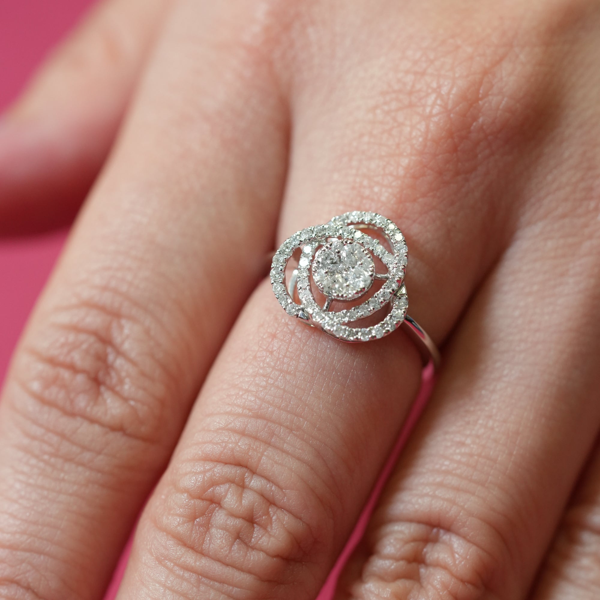 フラワーモチーフ ダイヤモンド リング – K18WG、0.50ct