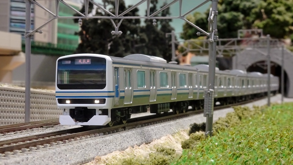 新車入線】JR E231-0系 成田線開業120周年ラッピング ースカ色が凄く