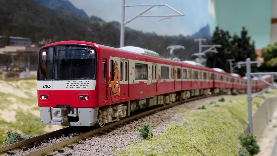 048F 京急新1000形「リラックマのイチゴお祝い号」 - ビスタ模型鉄道
