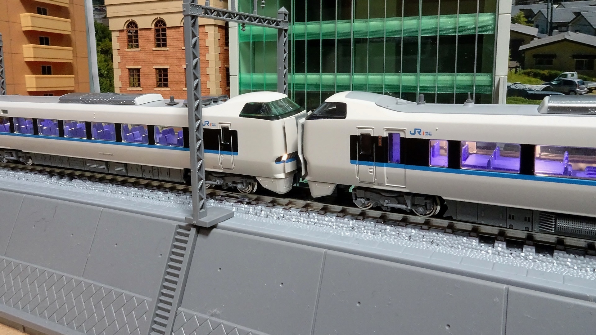 683系4000番台＋2000番台「サンダーバード」リニューアル車に室内灯を