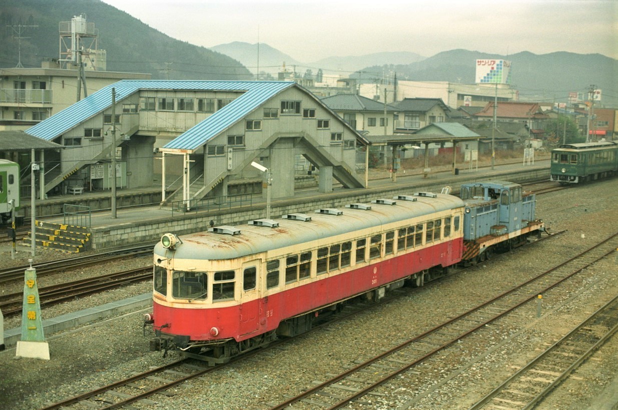 1991年 盛駅構内の岩手開発鉄道キハ 301 | 馬鹿は煙と高いところが好き
