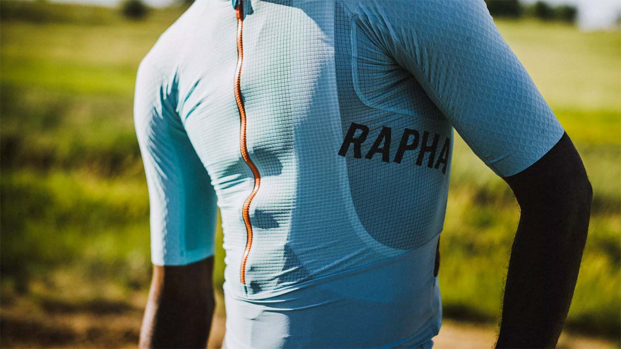 Raphaの新作グラベルジャージは高価すぎる？ 寄せられた意見と皮肉の