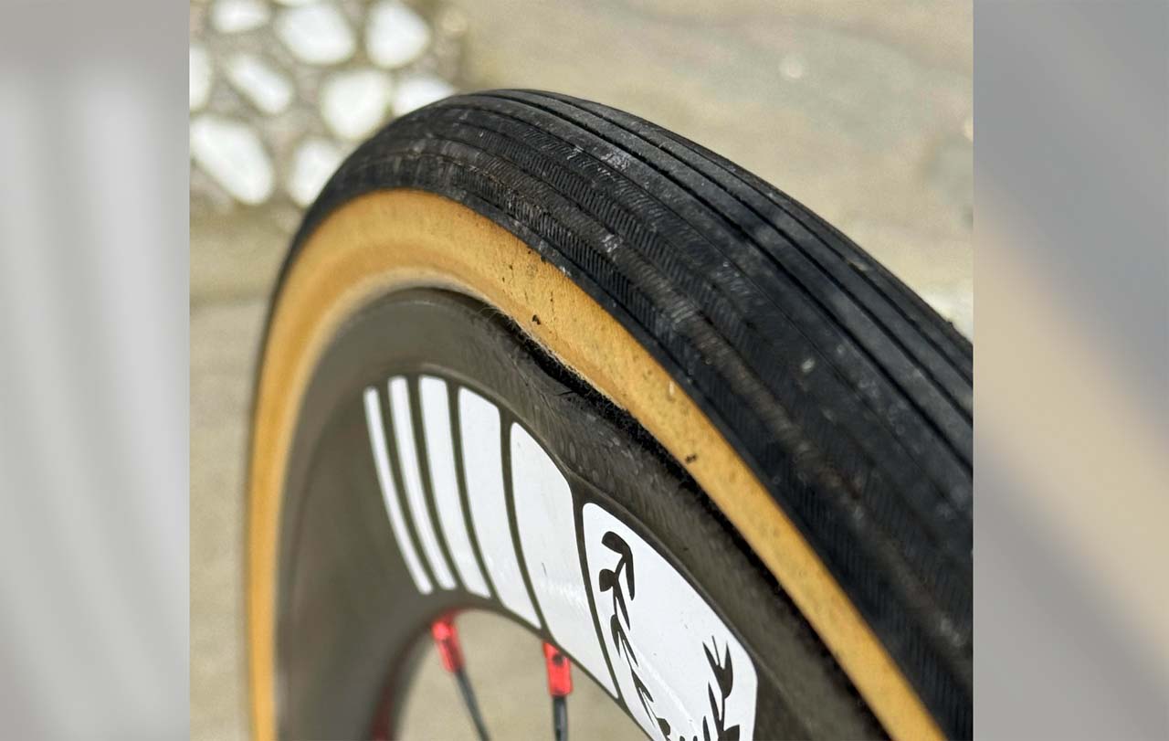 リムブレーキのカーボンホイールが下りでのブレーキング中に変形して