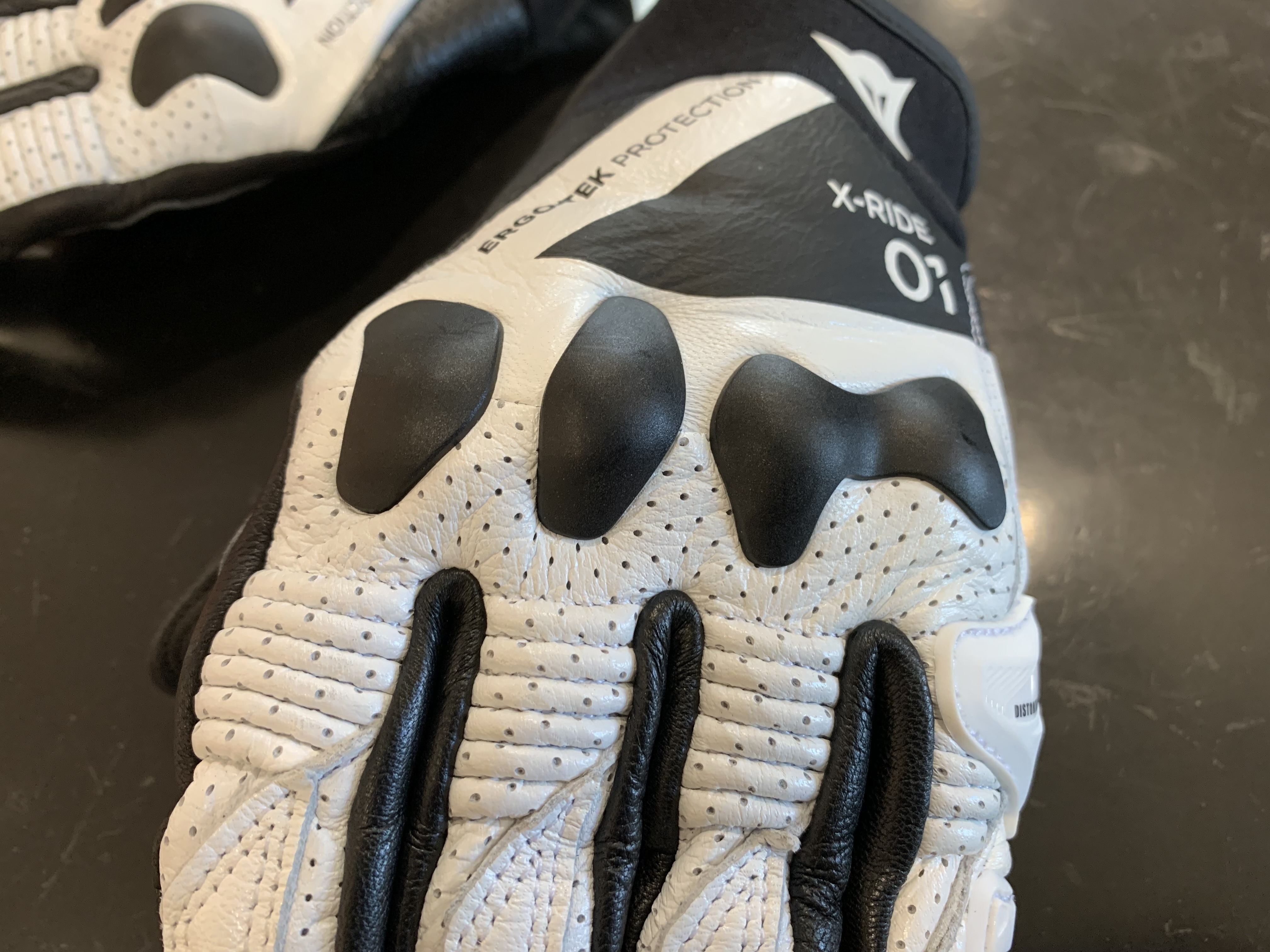 新作スポーツショートレザーグローブ”X-RIDE GLOVES”入荷しました！