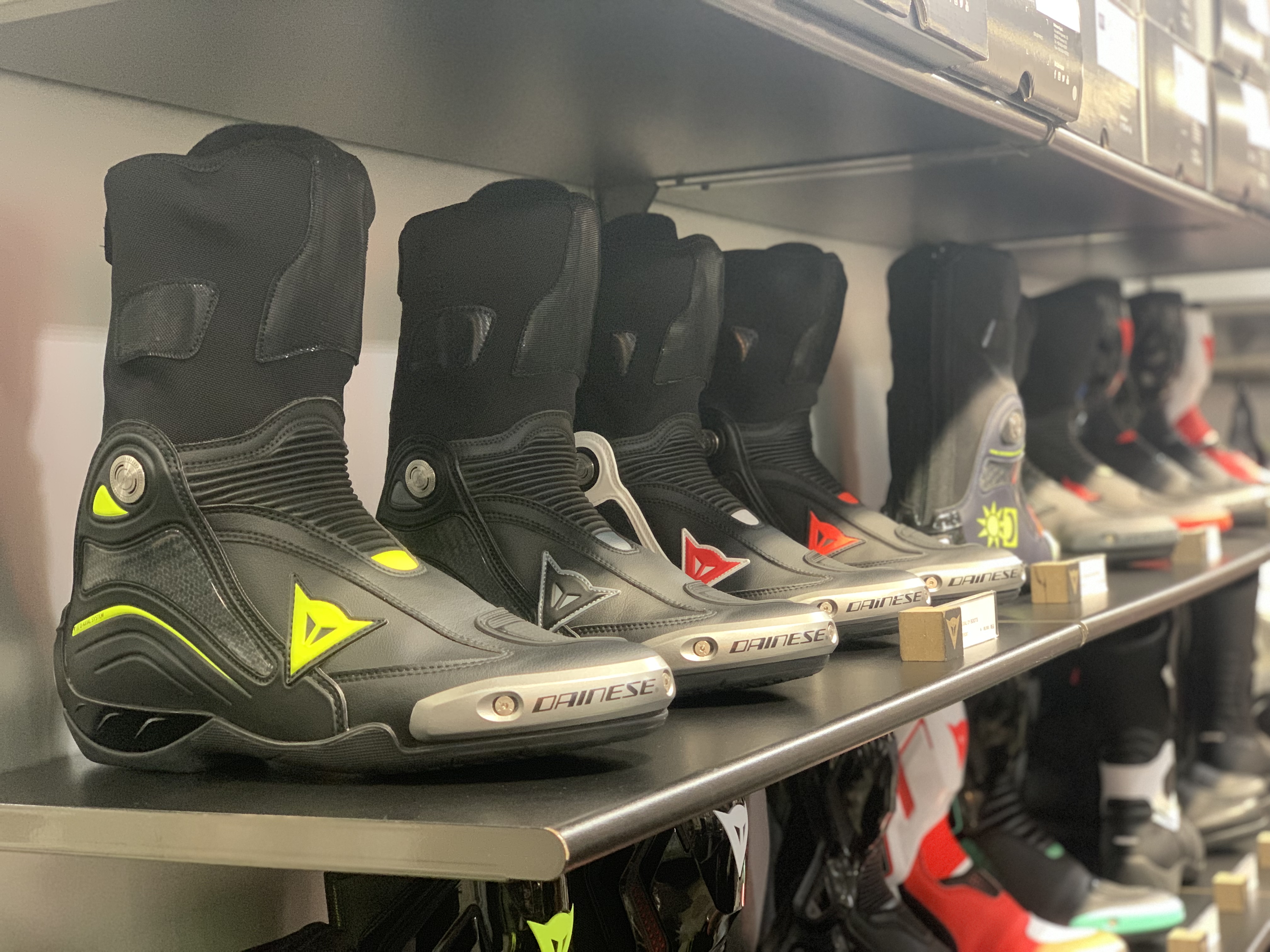 ダイネーゼのレーシングブーツの特徴について