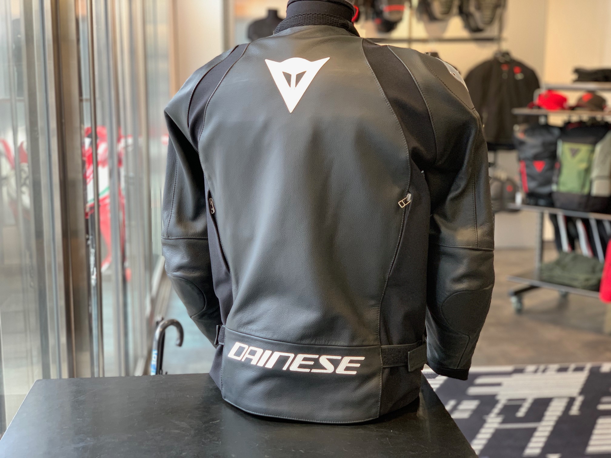 高い人気を誇るスポーツレザージャケット