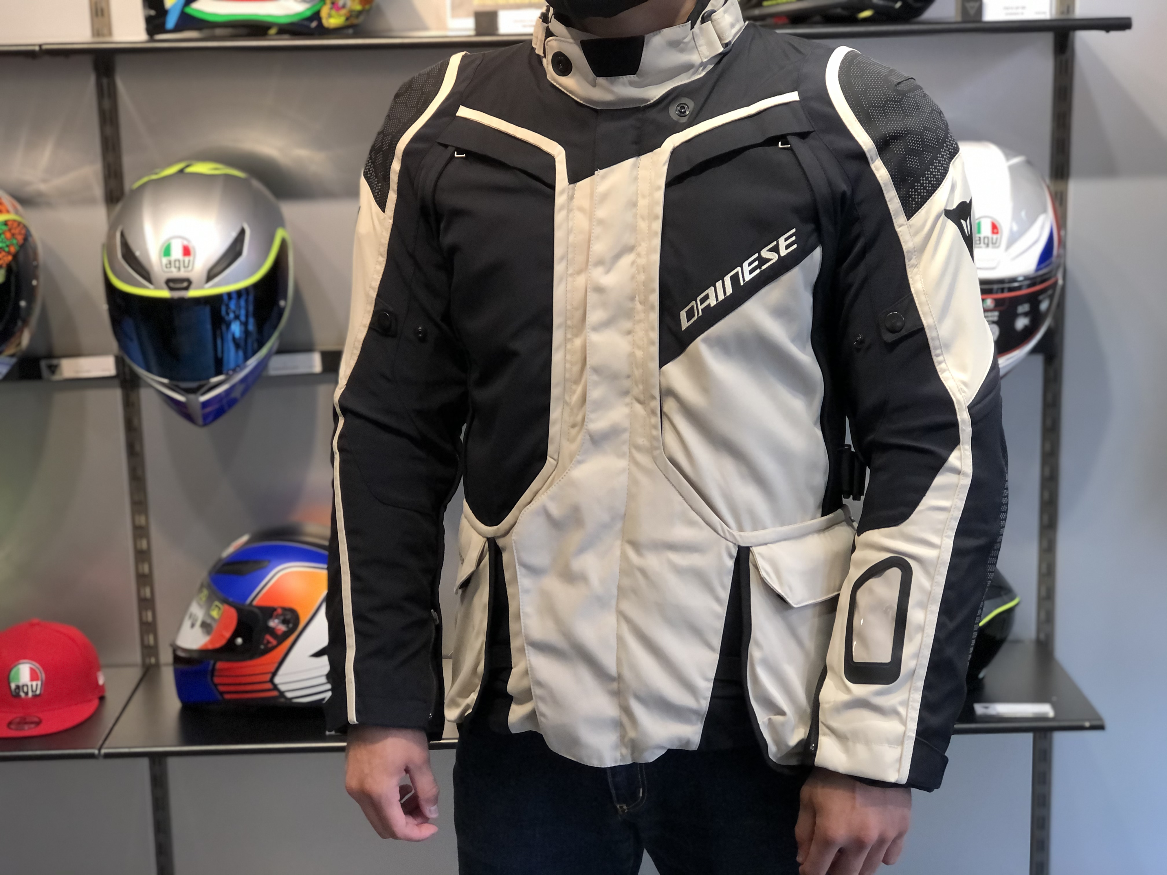 優れた機能性と快適性を持つオールシーズン対応ジャケット【GORE-TEX