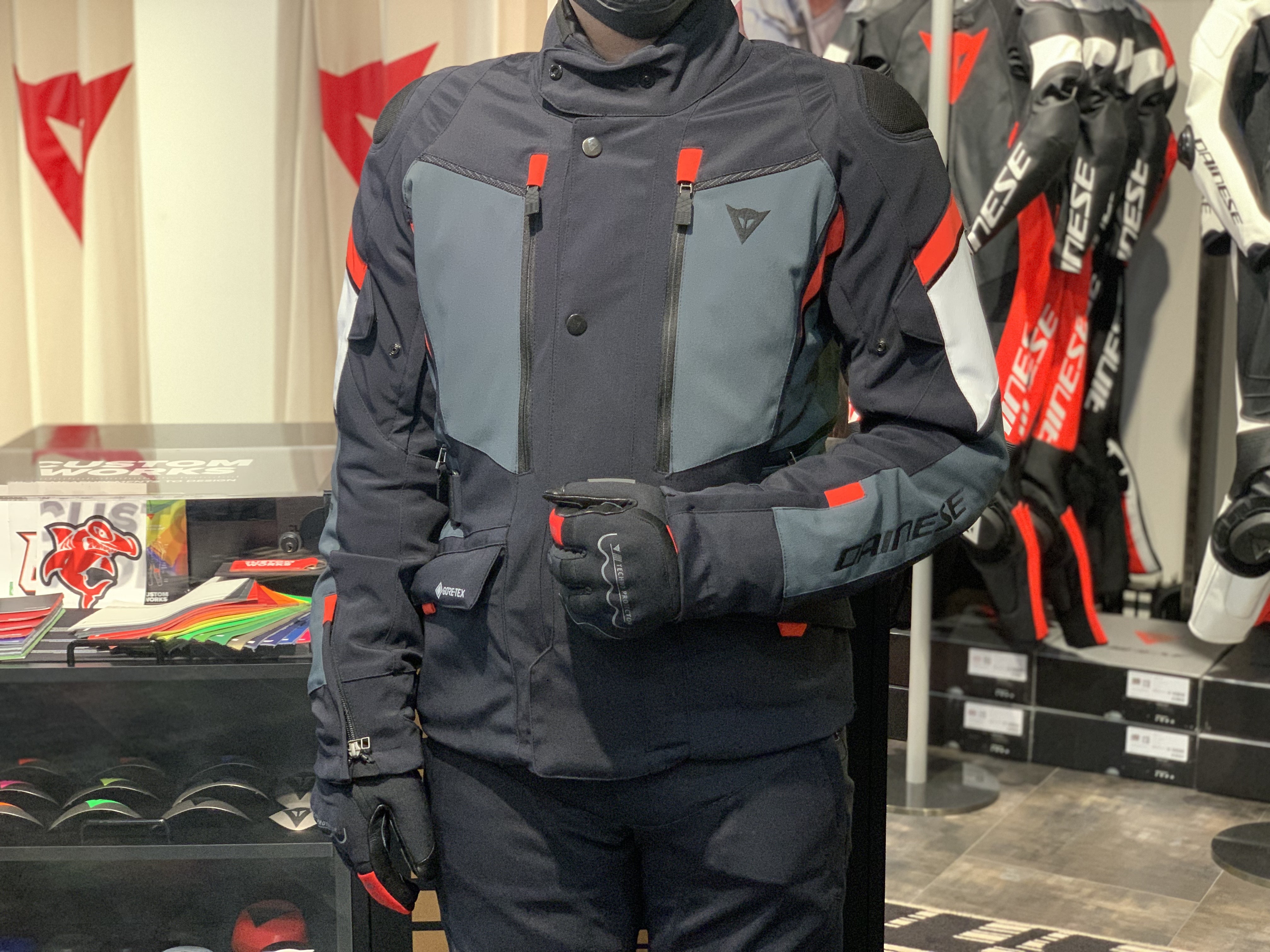 多様な気候に対応するツーリングジャケット《CARVE MASTER 3 GORE-TEX