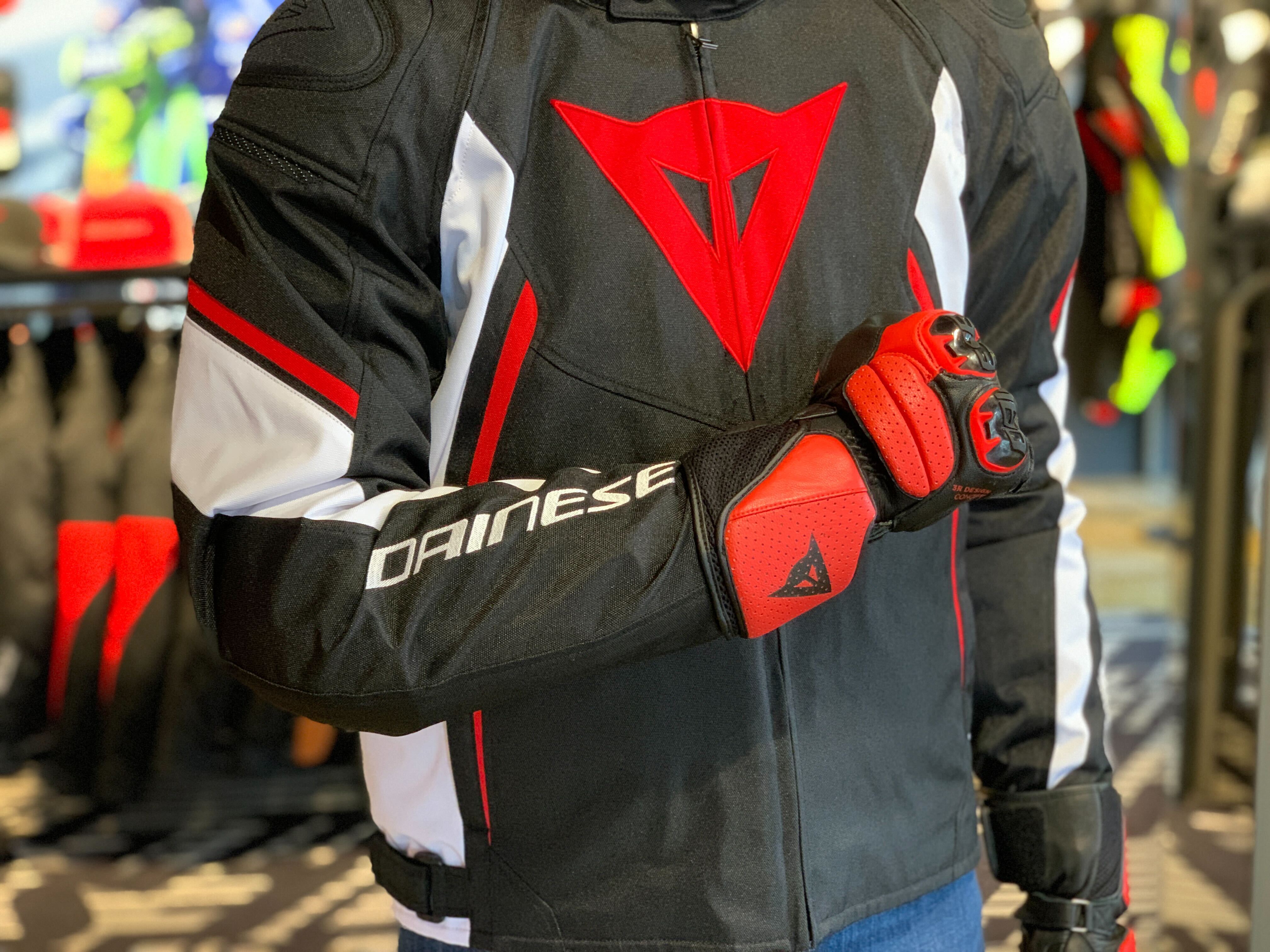 寒暖差が強くなる今の季節にオススメ、AVRO D2 TEX JACKET