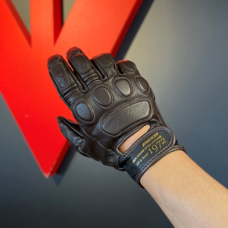 希少なクラシックタイプのレザーグローブは旬のスタイルにお勧め