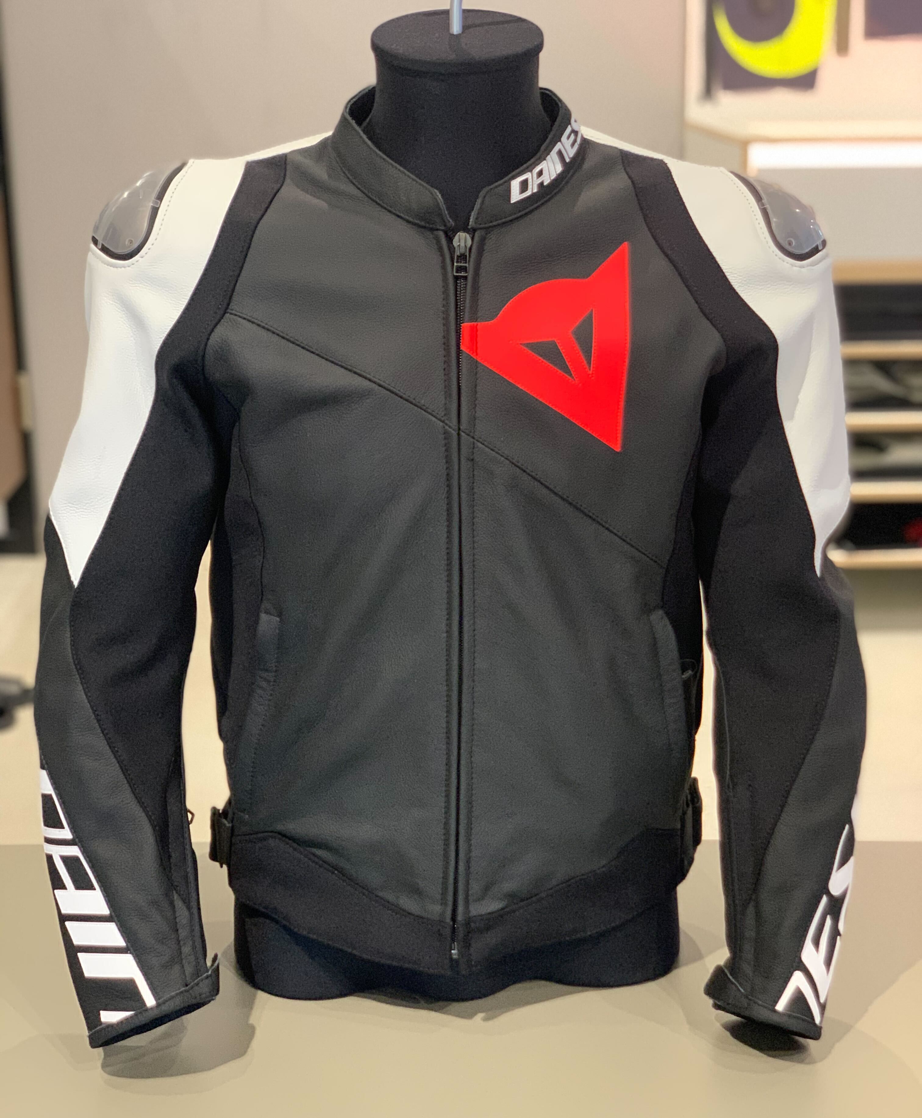 アシンメトリーデザインのレザージャケット”SPORTIVA LEATHER JACKET