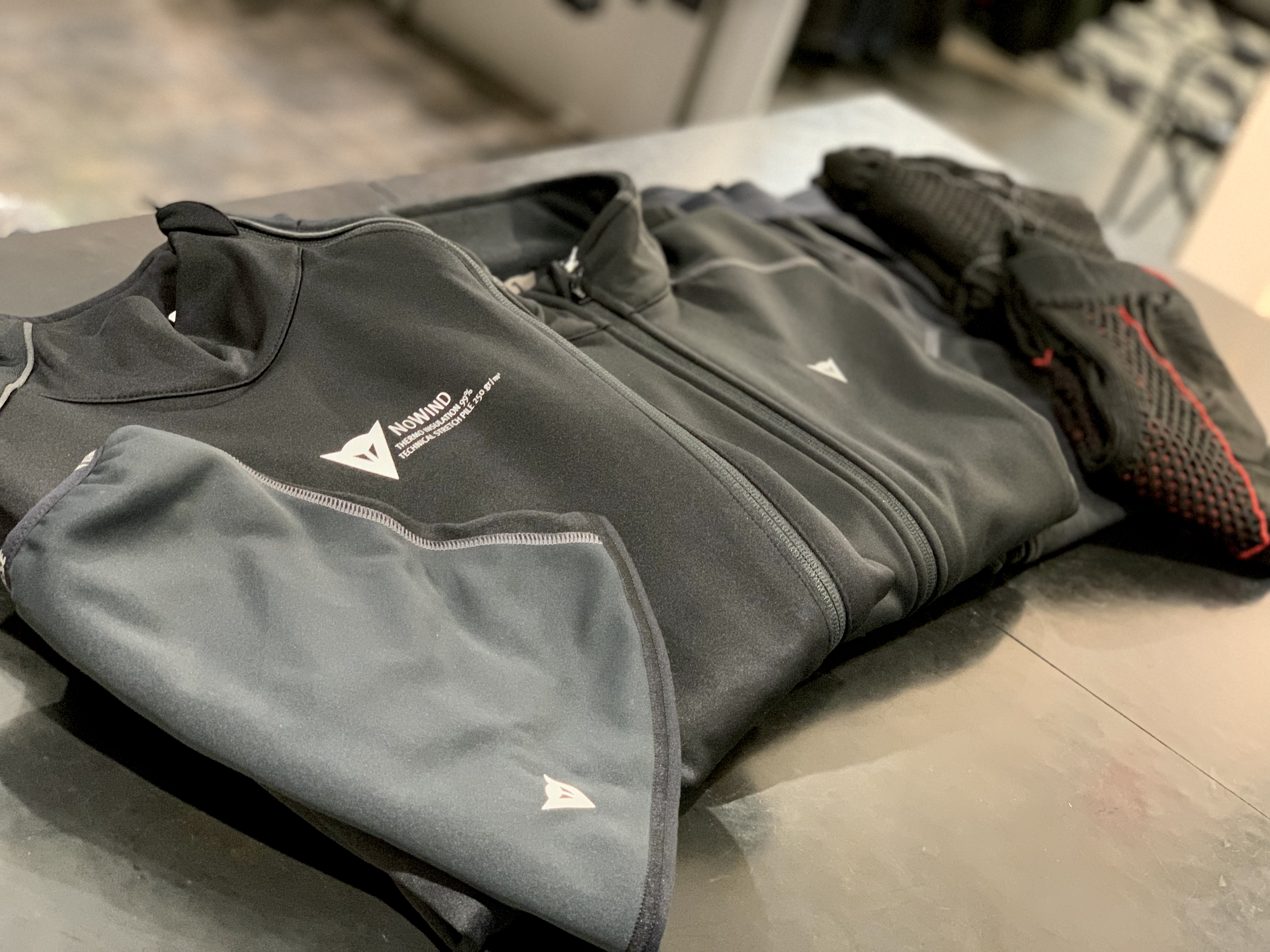 冬のライディングに欠かせない高い保温性を持つテクニカルインナーのご紹介