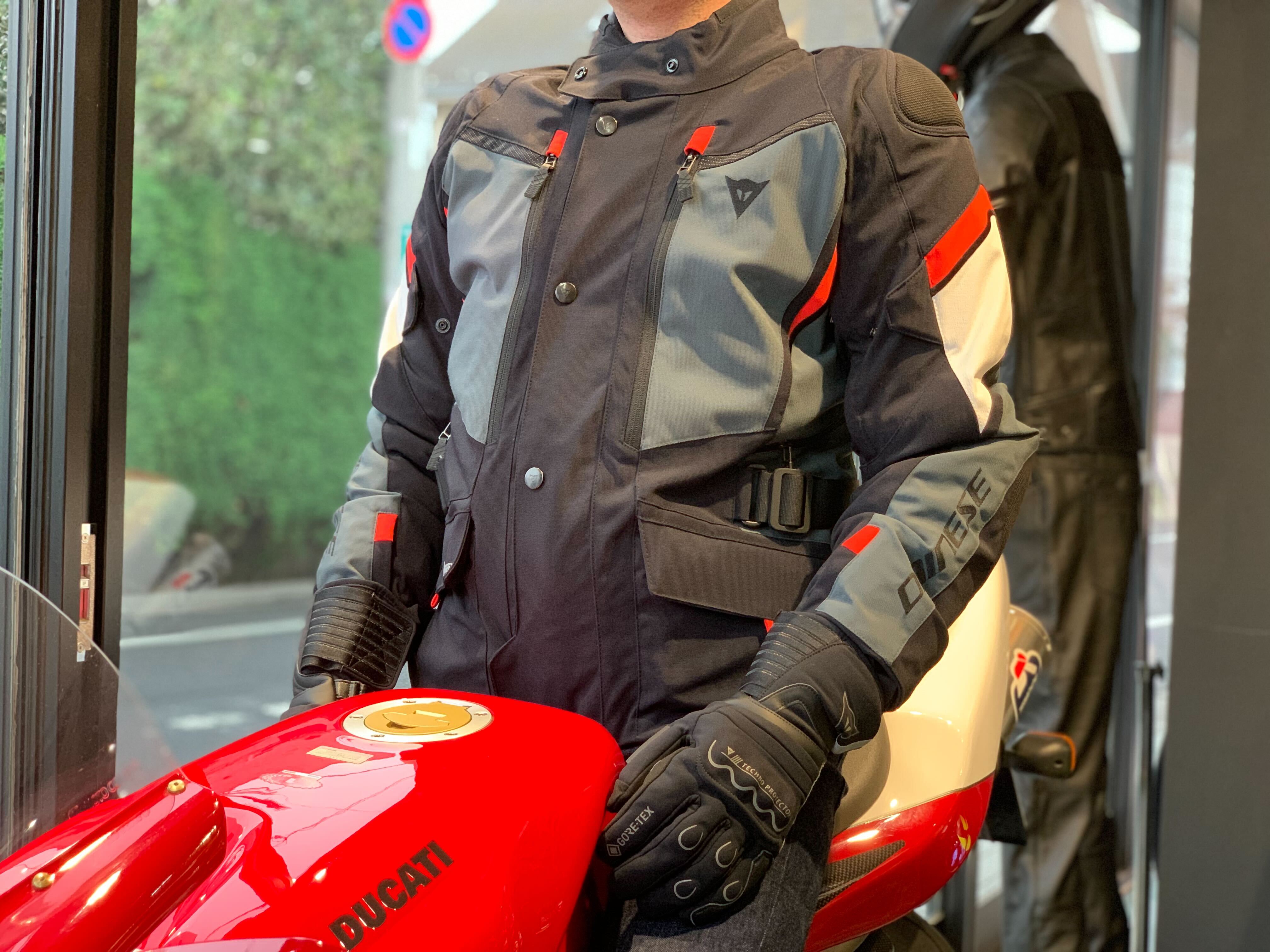 様々な気候に対応するスポーツツーリングジャケット