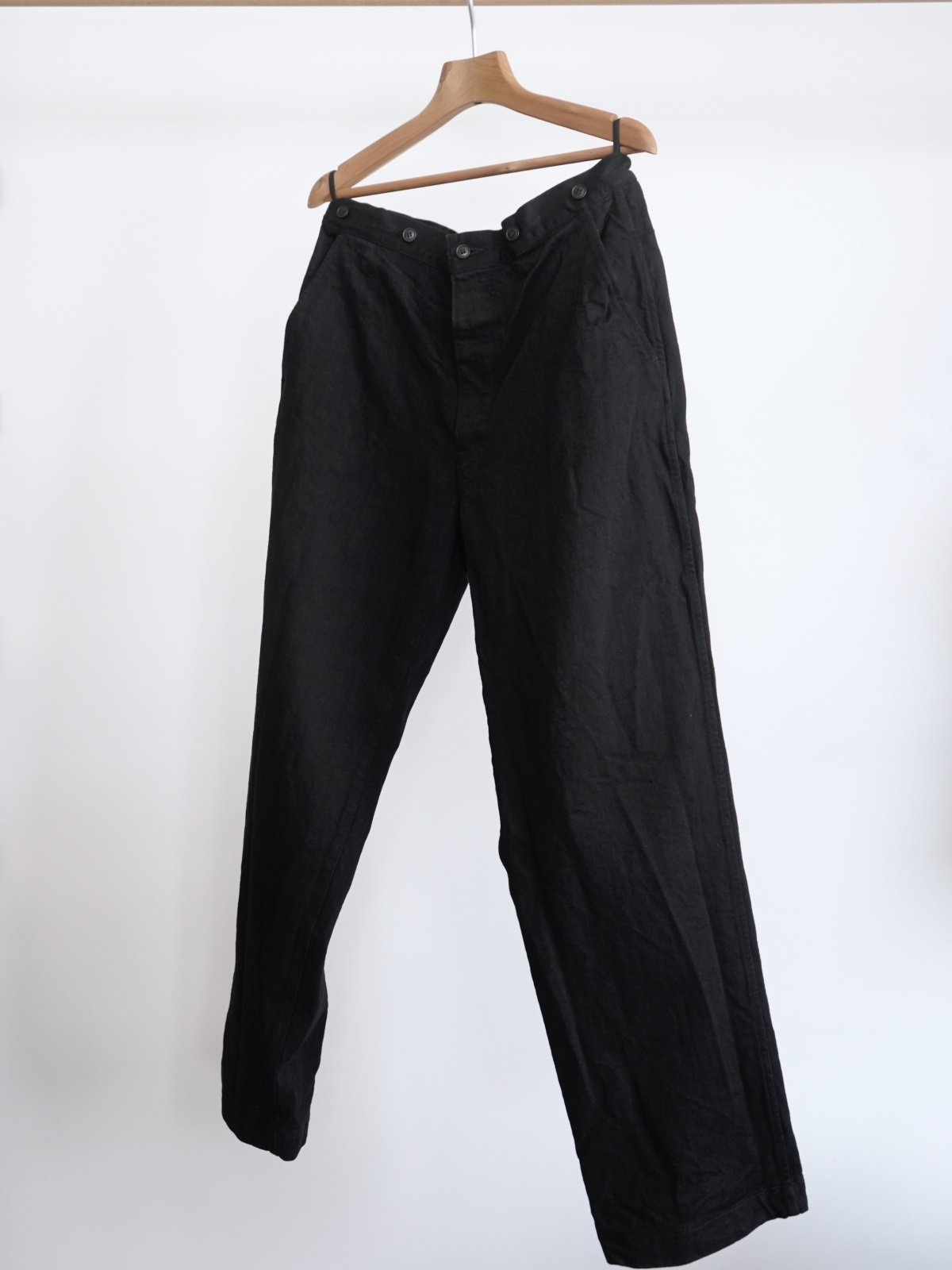 COMOLI」デニムオーバーパンツ