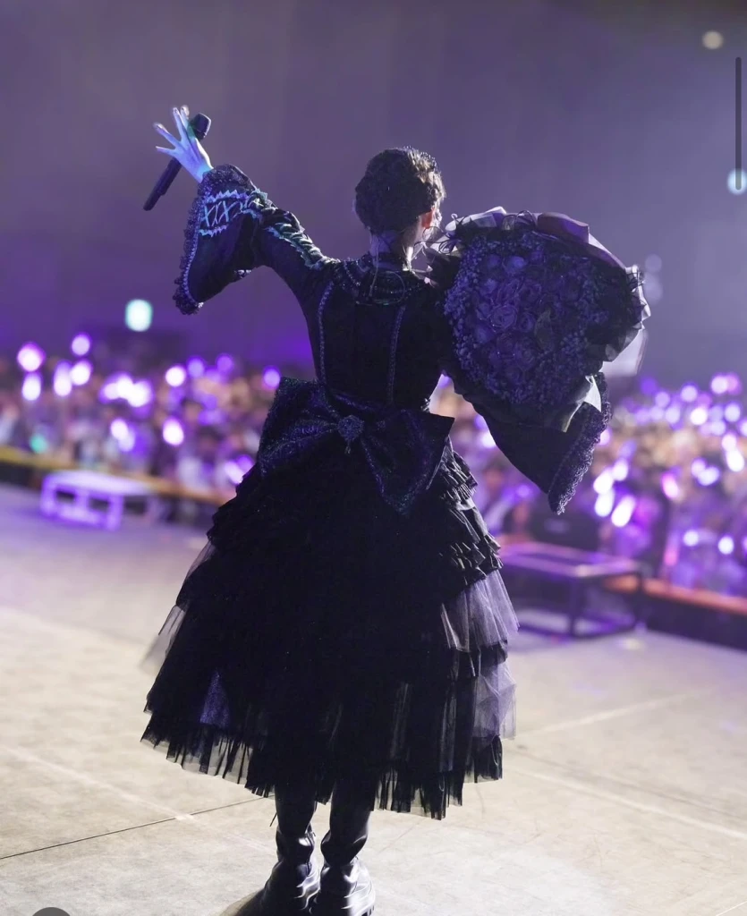 CUTIE STREET、真鍋凪咲の生誕祭衣装での後ろ姿を公開！まだ21歳