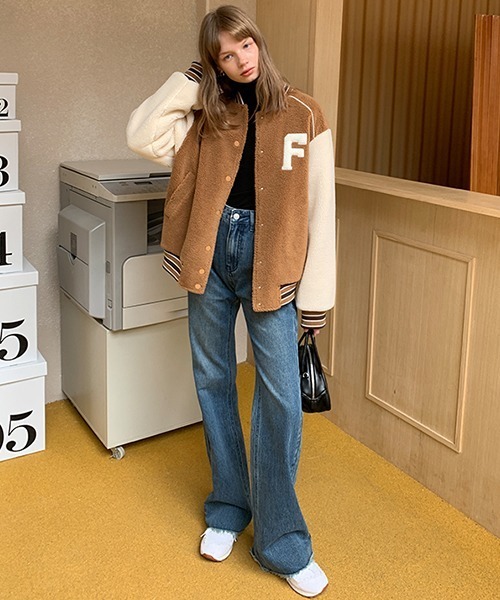 Fano Studios（ファノ ストゥディオズ）の「ロゴ入り ボアスタジャン