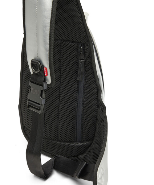 DIESEL（ディーゼル）の「メンズ メタリックフェイクレザー スリング