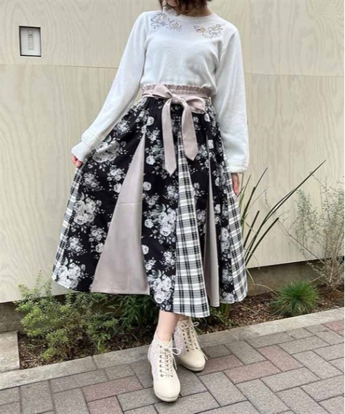 axes femme（アクシーズファム）の「花柄×チェック柄切替スカート
