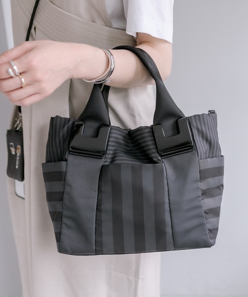 ear PAPILLONNER（イアパピヨネ）の「《ポケット8個/ショルダー付き