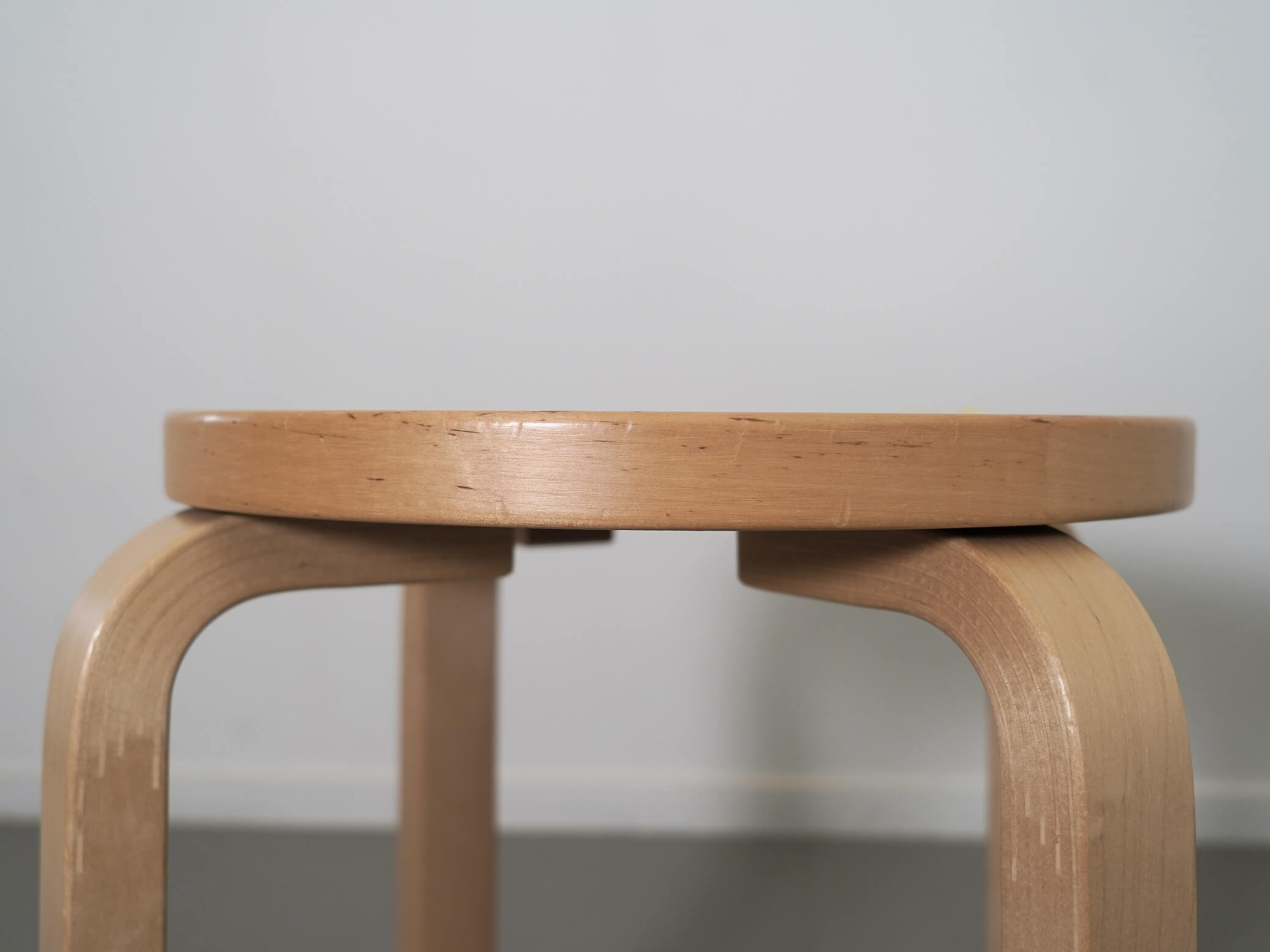 スツール E60 ホワイト ラミネート バーチ 4本脚 アルヴァ・アアルト