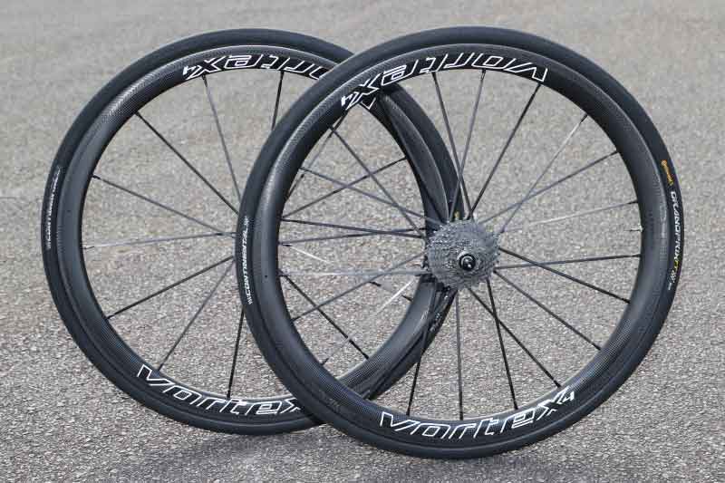 レースから毎日のライドまで使える1250gのカーボンホイール VORTEX・N4