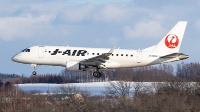 JA220J - Embraer E170STD [17000322] - Flightradar24