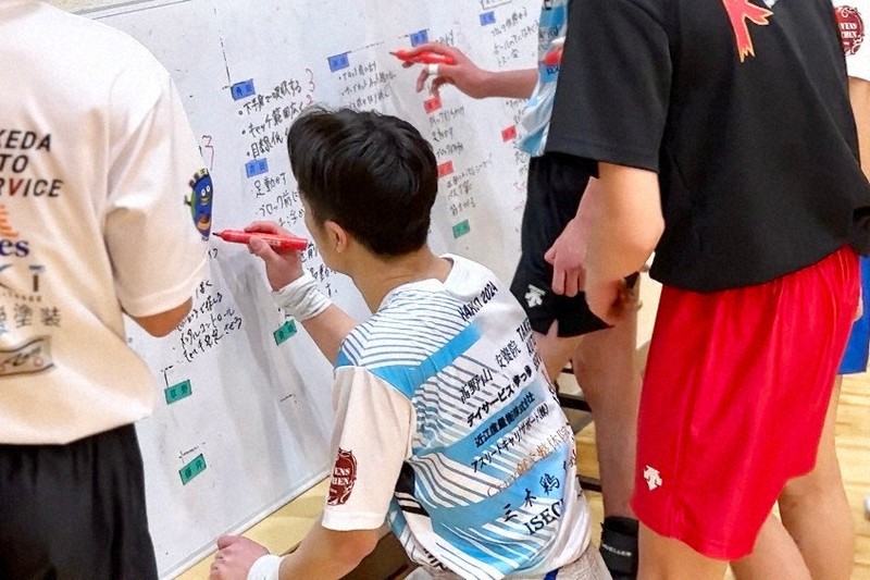 ホワイトボードで自己採点 男子バレー・洛南の伝統は「自主性」 | 毎日新聞
