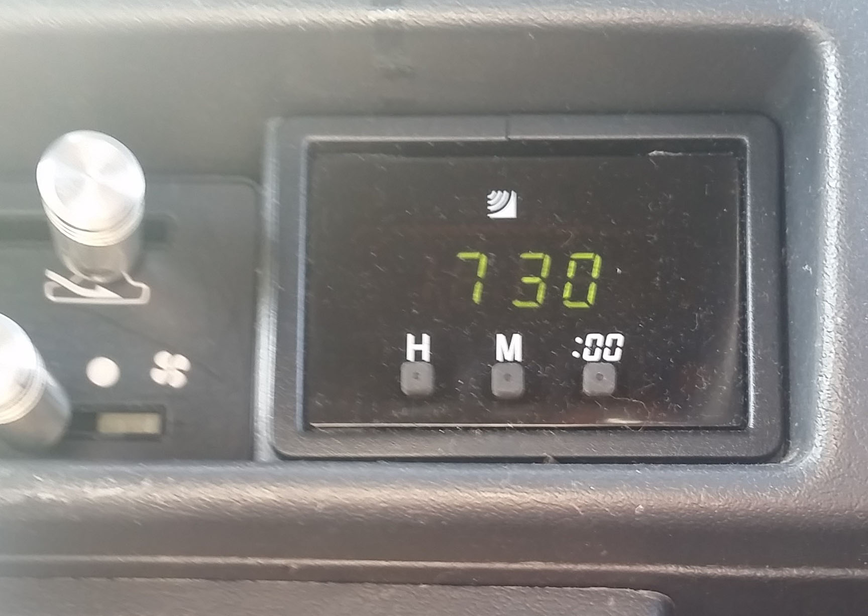 ジムニー11-22純正アナログJVC 時計 DC12V プラグ式 黒 ジムニー11-22