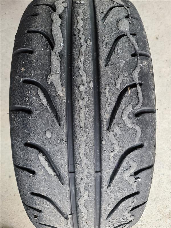 サーキット用タイヤにこびりついたう○こ💩（タイヤカス）除去（ホンダ