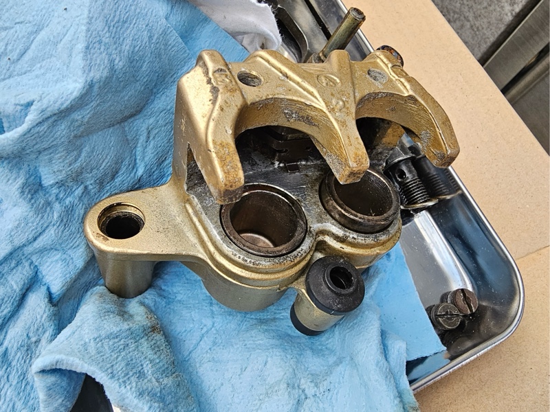 ディスク化に伴うブレーキキャリパー（NSR50前期）分解（ホンダ エイプ