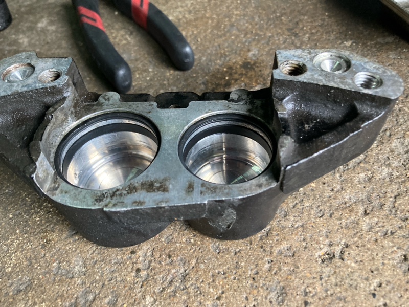 ブレーキキャリパーOH（スズキ GSX400S KATANA (カタナ)）by たそがれ