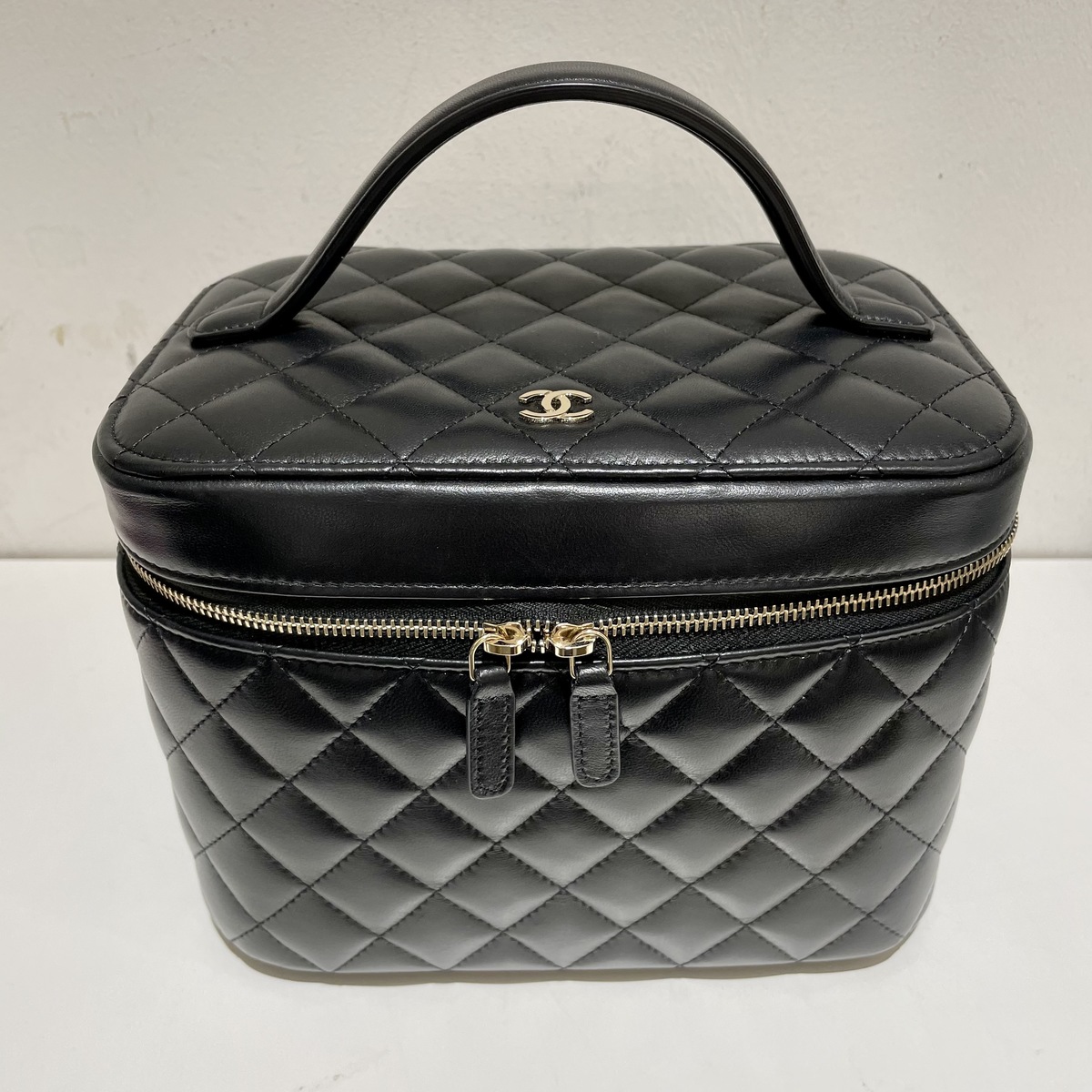 渋谷店で、シャネルのクラシックバニティポーチ(ラムスキン 30番台)を