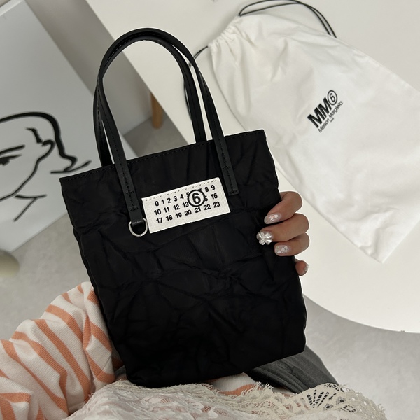 お洒落さん愛用率大!「MM6」の魅力・年齢層は?-人気のバッグ・財布